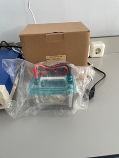 Vertical gel electrophoresis system with electrophoresis power supply